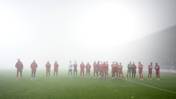 Köln, Union und Freiburg im Europacup: Ein tschechisches Remake des Horrorklassikers "The Fog"? Nein, dies sind Spieler des 1. KC Köln, die trotz des Nebels zu ihren Fans gefunden haben.