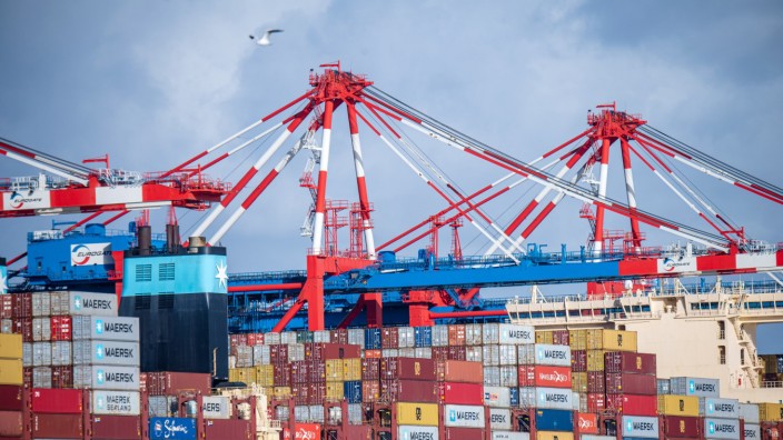 Konjunktur: Containerschiffe liegen am Tiefwasserhafen Jade-Weser-Port in Wilhelmshaven. Mit einer Erholung der Wirtschaft ist erst im Frühjahr zu rechnen.