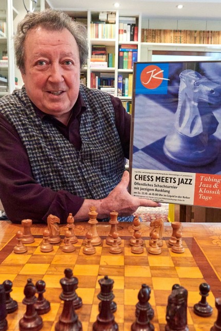 Kultureller Höhepunkt im Landkreis: Georg Schweiger aus Baldham ist der Gründer und Vorsitzende der Schach- und Kulturstiftung, hier zeigt er ein altes Plakat mit dem Wortspiel "Chess meets Jazz".