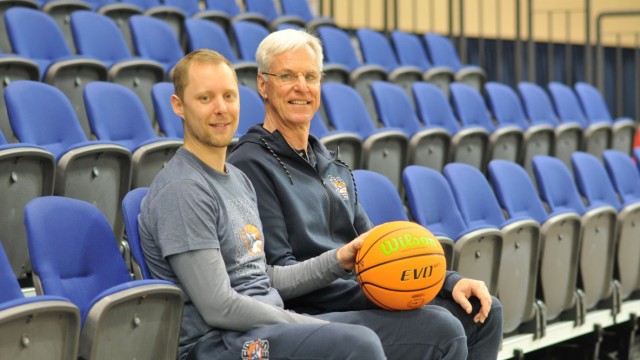 Rostock Seawolves in der Basketball-Bundesliga: Rostocker Alleinstellungsmerkmal: Christian Held (links) ist Cheftrainer der Seawolves. Vater Ralph, bei dem er das Trainerhandwerk gelernt hat, sein Assistent.