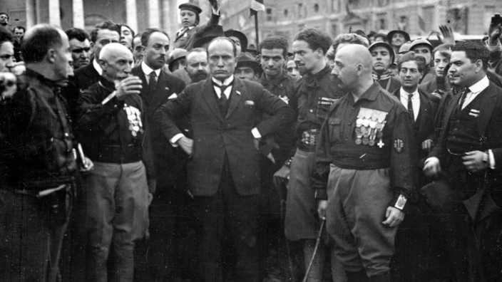Demokratie: Im Kreis der Seinen stützt Benito Mussolini zufrieden die Hände in die Hüften: Am 28. Oktober 1922 kam er in Rom an die Macht, ohne Wahl und ohne Waffengewalt.