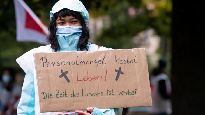 Personalmangel in der Pflege: Wenn im Team Kollegen fehlen, belastet das auch die, die da sind: Demonstrantin bei einem Warnstreik am Klinikum Schwabing in München.