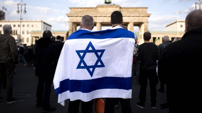 Urteil: Auf Palästina-Demonstrationen sind häufig israelfeindliche Symbole zu sehen. Bei einer Pro-Israel-Demo in Berlin im vergangenen Jahr setzten Teilnehmer ein Zeichen gegen Hass und Hetze.