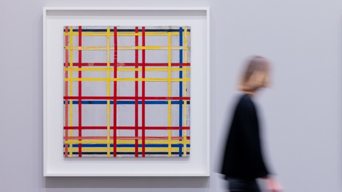 SZ-Serie "Ein Anruf bei ...": Natürlich, er hängt falsch herum: Das Bild "New York City 1" des niederländischen Künstlers Piet Mondrian in der Düsseldorfer Ausstellung.