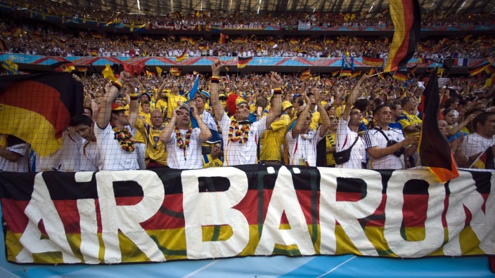 Fans bei der WM in Katar: Gute Zeiten für eine Fahne: Das "Air Bäron"-Transparent bei der WM 2006.