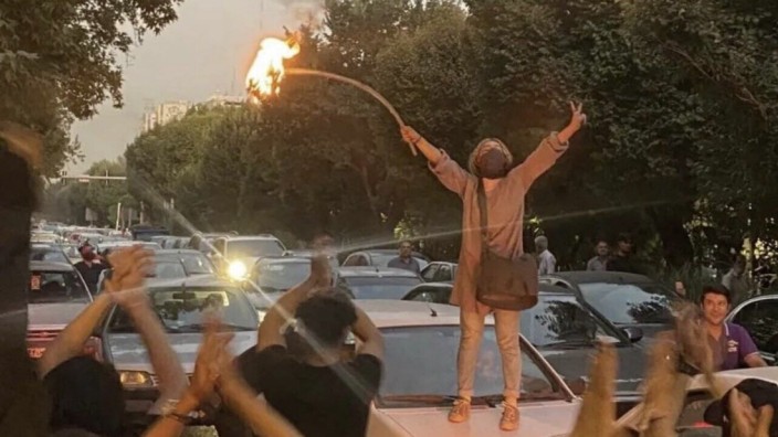 Proteste in Iran: Von der Straße ins Netz und durch das Netz auf die Straße: Social-Media-Posts werden zur Waffe des Widerstands in Iran.
