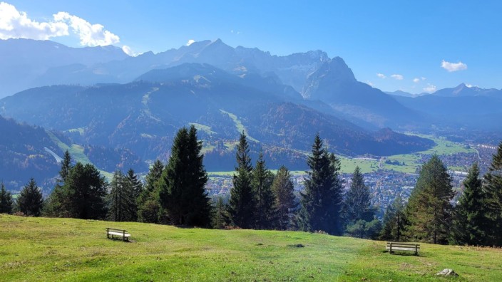 Freizeit in und um München: Von der Eckenhütte blickt man direkt auf das Wettersteingebirge mit Deutschlands höchstem Gipfel, der Zugspitze (rechts im Massiv).