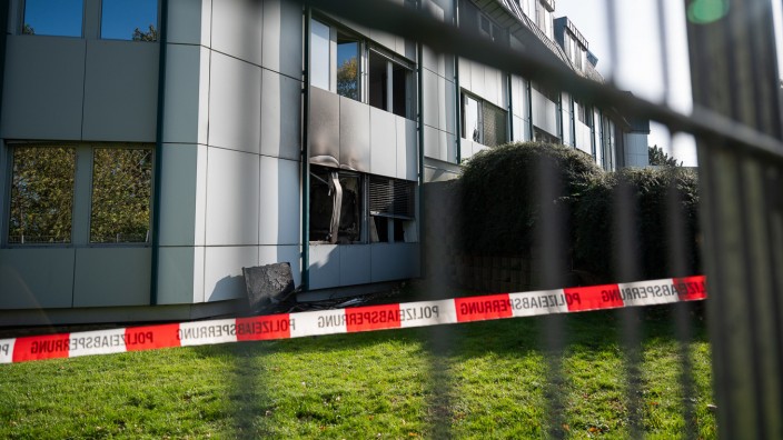 Sachsen: Brandspuren und eingeworfene Fenster: das "Spreehotel" am Freitag.