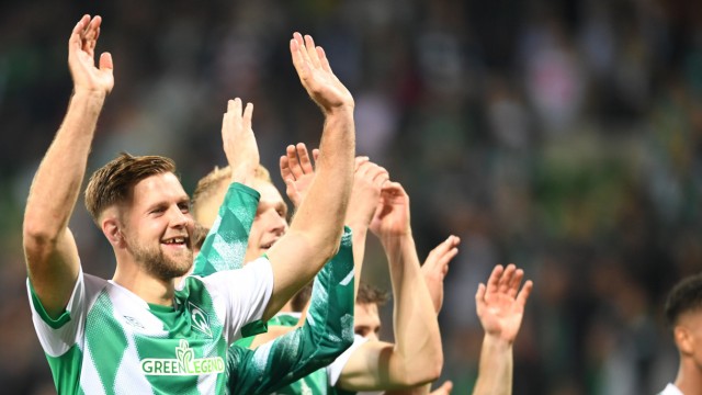 Werder Bremen: Werder-Liebling Füllkrug lässt sich nach dem Spiel feiern.