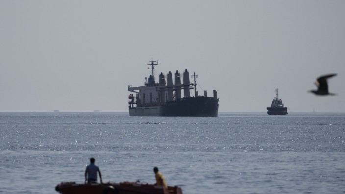 Krieg in der Ukraine: Das mit Getreide beladene Frachtschiff "Lady Zehma" ankert im September im Marmarameer. Russland hat nach den Drohnenangriffen auf der Krim das Abkommen zum Transport von ukrainischem Getreide aus den Häfen im Schwarzen Meer aufgekündigt.
