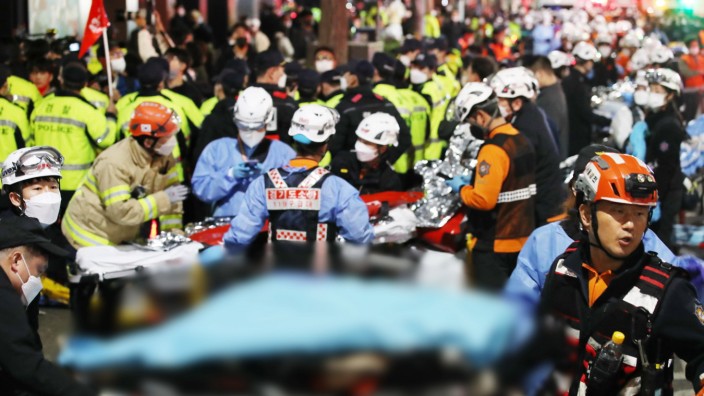 Massenpanik: Rettungskräfte im Einsatz: In Südkorea gibt es nach einer Massenpanik in Seoul Tote und Verletzte.