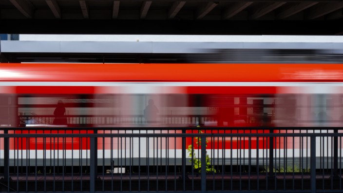 Eisenbahnen droht Pleite: Eine S-Bahn am Münchner Ostbahnhof. Damit Busse und Züge weiter rollen können, fordern die Verkehrsunternehmen mehr Geld.