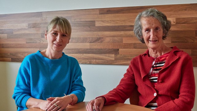 Trauer: Ina Lill (links) ist ehrenamtliche Hospizbegleiterin beim Hospizverein Ebersberg, dessen Vorstand Maria Sommer (rechts) ist. Beide nehmen ihre Tätigkeit als Bereicherung wahr.