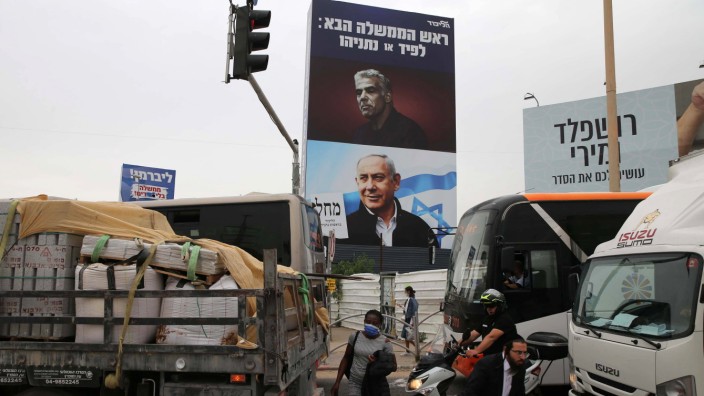 Israel: Gerade anderthalb Jahre ist es her, dass Jair Lapid und Benjamin Netanjahu gegeneinander antraten - Israel befindet sich seit dreieinhalb Jahren im Dauerwahlkampf.