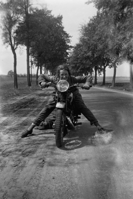 Das Politische Buch: Maria Therese ("Esi") von Hammerstein mit ihrem neuen Motorrad, Anfang der 1930er-Jahre.