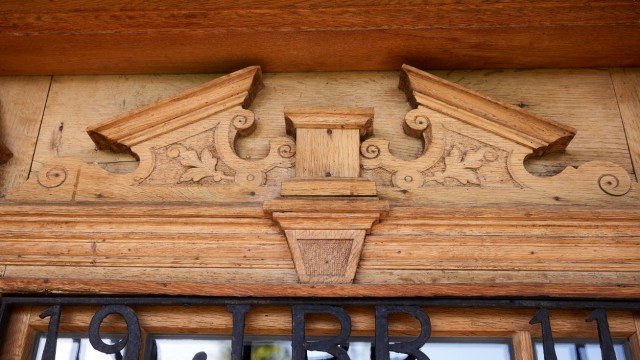 Ausgefallenes Hobby: Detail der originalen Haustür vom Zisthof. Die Bauers fanden sie bei der Renovierung des Hauses auf dem Speicher.