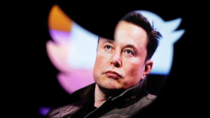 Soziale Medien: Nachdem der Tesla-Chef Elon Musk den Kurznachrichtendienst Twitter übernommen hat, bleiben Änderungen nicht aus, für Mitarbeiter wie für Nutzer.