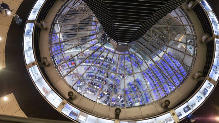 Parlamentarismus: Die Ampel-Koalition will mehr Transparenz schaffen: Blick in den Plenarsaal durch die Kuppel des Reichstagsgebäudes.