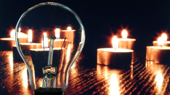 Tradition und Brauchtum: Denkbares Szenario: Sollte die Glühbirne mangels Strom nicht mehr brennen, müssen die Notfallkerzen aus der Schublade hervorgeholt werden.