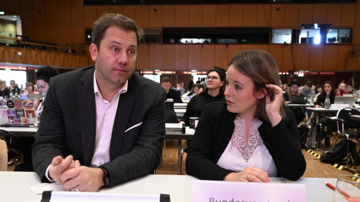 Bundeskongress der Jusos: Leicht disharmonisch: Juso-Chefin Jessica Rosenthal empfängt den SPD-Vorsitzenden Lars Klingbeil beim Juso- Bundeskongress.