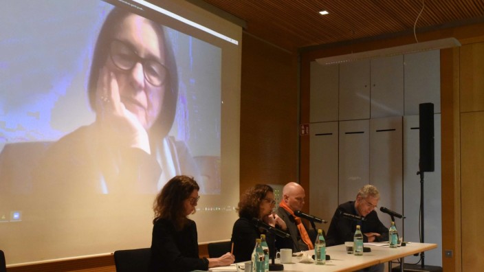 Wissenschaftliche Tagung: Beim Podiumsgespräch im Max-Mannheimer-Haus in Dachau wird Irina Scherbakowa per Zoom zugeschaltet. Die Wissenschaftler Katja Makhotina, Franziska Davies, Martin Aust und Joachim von Puttkamer sitzen am Tisch.