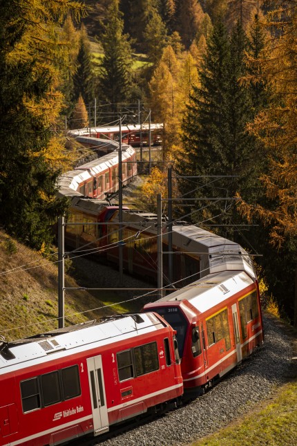 Eisenbahn: Der Rekordzug der Rhätischen Bahn (RHB) schlängelt sich auf der Strecke entlang.