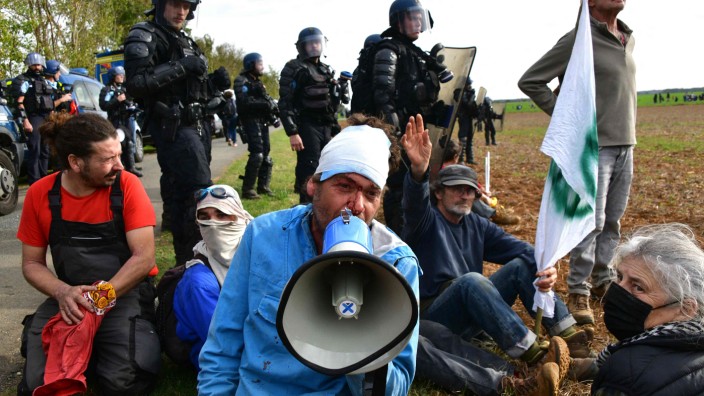 Frankreich: Julien Le Guet, der Sprecher des Kollektives "Bassines, non merci", wendet sich in Sainte-Soline mit Hilfe eines Megaphons an die Demonstranten.