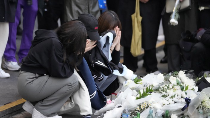 Seoul: Frauen beten in der Nähe des Unglücksorts, an dem am Samstagabend 154 Menschen ums Leben kamen.