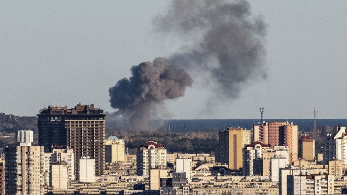 Krieg in der Ukraine: Nach dem Angriff am Morgen steigt über Kiew Rauch auf.