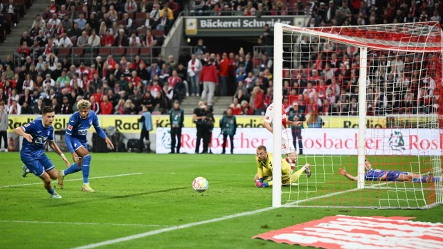 1. FC Köln in the Bundesliga: will the ball go in?  Hoffenheim's Baumgartner (left) and Rutter as well as Cologne's keeper (Schwäbe) look forward to seeing whether Andrej Kramaric's shot (on the ground behind the far post) will bring the late winning goal.