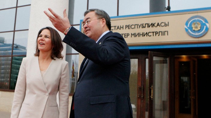 Außenministerin in Kasachstan: Annalena Baerbock mit Kasachstans Außenminister Muchtar Tleuberdi in Astana.