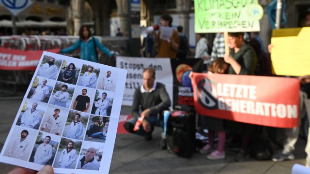 Mahnwache am Marienplatz: 13 der 15 Mitglieder der Aktivistengruppe "Scientist Rebellion" bleiben noch bis kommenden Freitag in Gewahrsam, zwei kommen an diesem Dienstag und am Mittwoch schon frei.