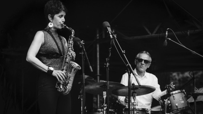 Jazzfest München: Reisen aus New York zum Jazzfest an: Altsaxofonistin Karolina Strassmayer und ihr Mann, der Schlagzeuger Drori Mondlak.