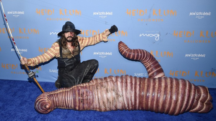 Leute: Heidi Klum als Wurm und Ehemann Tom Kaulitz als Angler.
