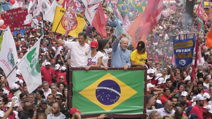 Brasilien: Zurück an der Macht: Brasiliens früherer Präsident Luiz Inacio Lula da Silva (2.v.re.) hat die Wahl gewonnen. Viel Zeit zum Jubeln wird ihm nicht bleiben, das Land hat viele Probleme.