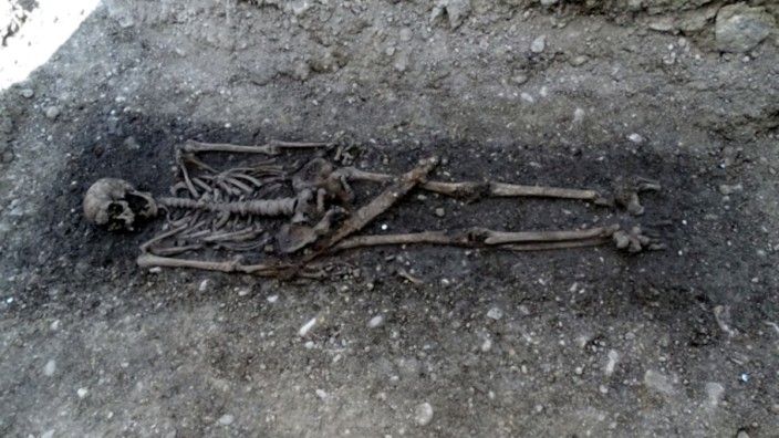 Interview: Leider nicht das Skelett von Ritter Hilprand, aber womöglich eines Dorfsheriffs: das Grab des frühmittelalterlichen "Saxhuber" mit seinem Schwert, das Archäologen am Saxhuberweg geöffnet haben.