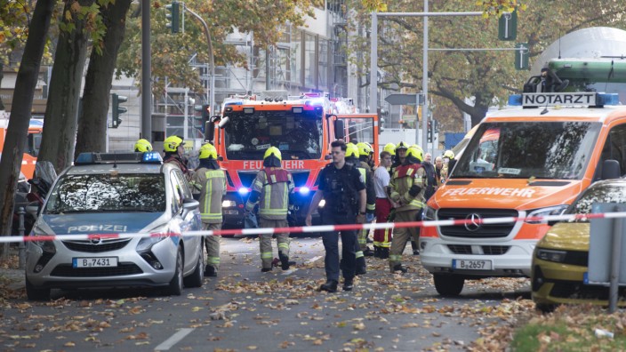Berlin: Einsatzfahrzeuge von Polizei und Feuerwehr stehen an der Bundesallee in Berlin-Wilmersdorf, wo eine Radfahrerin bei dem Verkehrsunfall mit einem Lastwagen lebensgefährlich verletzt wurde.
