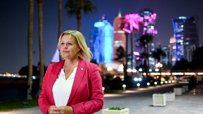 Reise von Innenministerin Faeser: Innenministerin Nancy Faeser (SPD) posiert vor der Skyline in Doha.