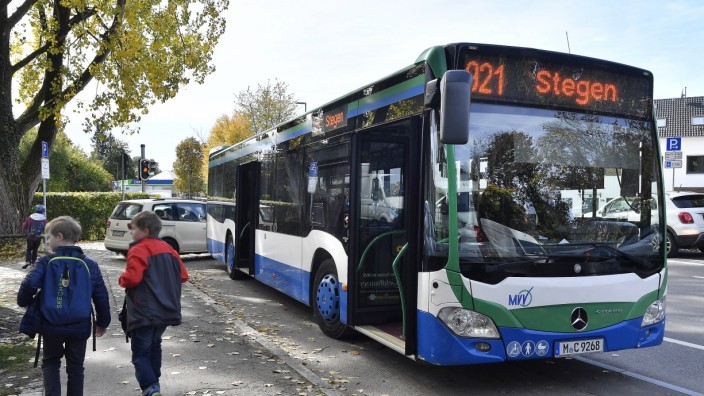 Öffentlicher Personennahverkehr: Weil Busfahrer fehlen, wird es auch bei der Beförderung von Schülerinnen und Schülern - hier in Herrsching - eng.