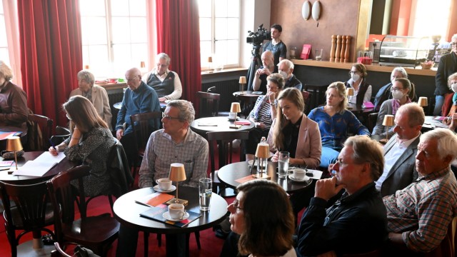 NS-Verbrechen: Großes Interesse an einem Sonntagmorgen: Gebannt verfolgen die Zuhörer im Café des Kleinen Theaters die Diskussion.