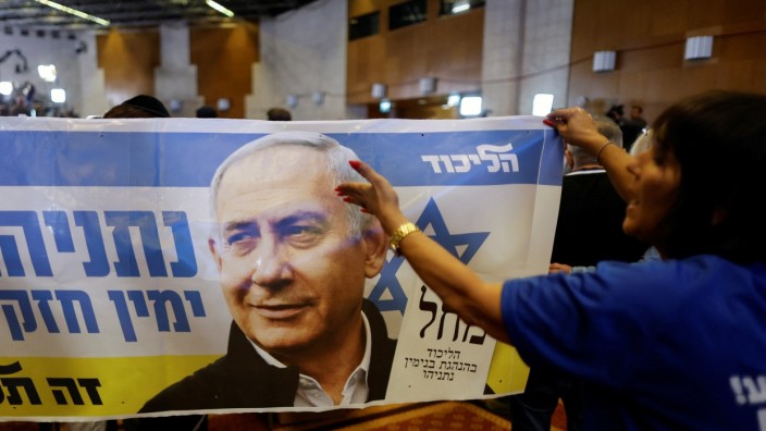 Wahl in Israel: Jubel im Likud-Lager: Nachdem die ersten Ergebnisse bekannt wurden, bricht in der Zentrale der Likud-Partei Jubel aus.