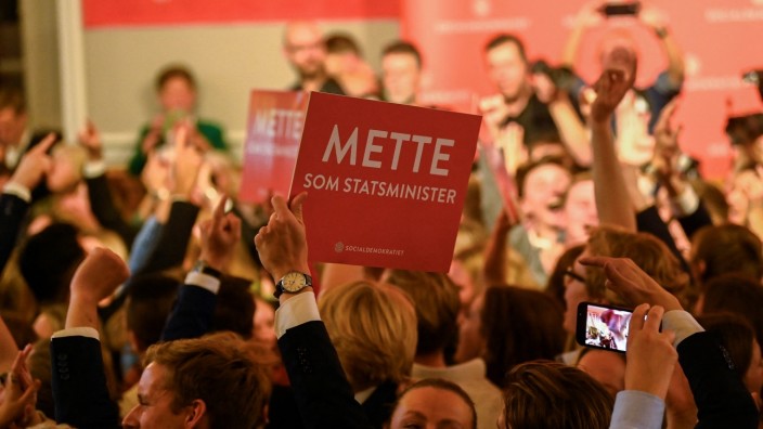 Parlamentswahl in Dänemark: Jubel in Kopenhagen unter den Anhängern von Ministerpräsidentin Mette Frederiksen: Es hat wohl doch für eine Mehrheit gereicht - wenn auch extrem knapp.