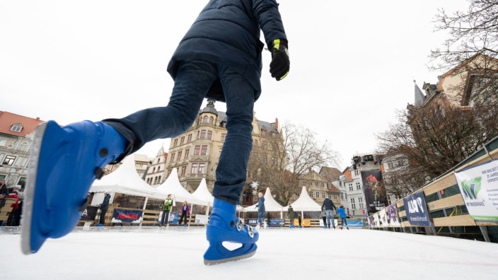 Freizeit: Schlittschuhlaufen wird wegen der hohen Energiepreise zum teuren Wintervergnügen.