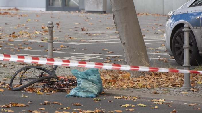 Letzte Generation: Nach einem Unfall in Berlin ermittelt die Polizei auch gegen zwei Klimaaktivisten.