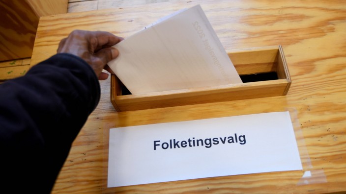 Wahlurne in Dänemark. Premierministerin Frederiksen will nach dem knappen Ergebnis "nicht an belgische Traditionen anknüpfen".