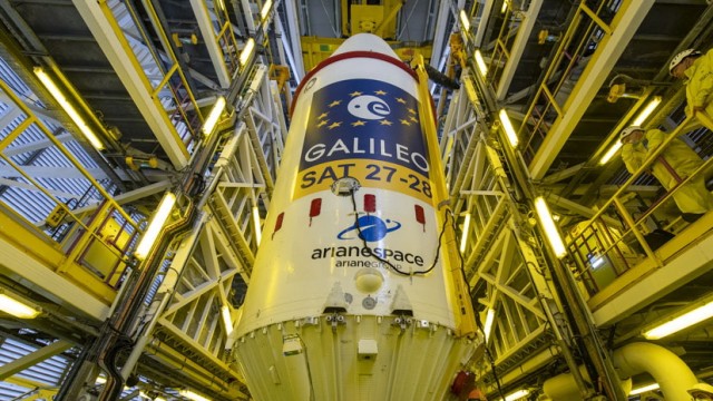 Raumfahrt: Galileo-Satellit in Kourou: Vergangenes Jahr starteten noch zwei Satelliten mit "Sojus"-Raketen, das geht nun nicht mehr.