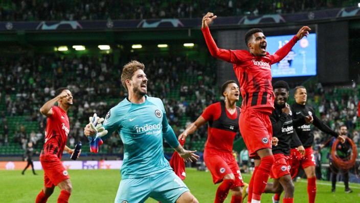 Eintracht Frankfurt in der Champions League: Wir haben es schon wieder getan: Die Frankfurter jubeln gewohnt ausgelassen nach dem 2:1-Sieg in Lissabon.