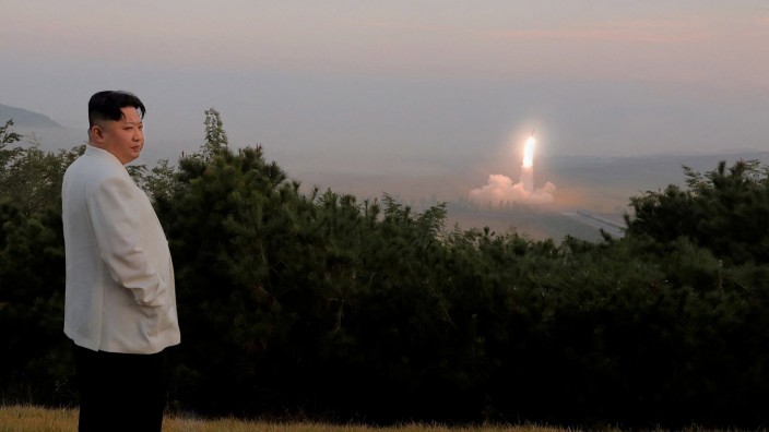 Korea-Konflikt: Der nordkoreanische Diktator Kim Jong-un beobachtet einen Raketenabschuss.