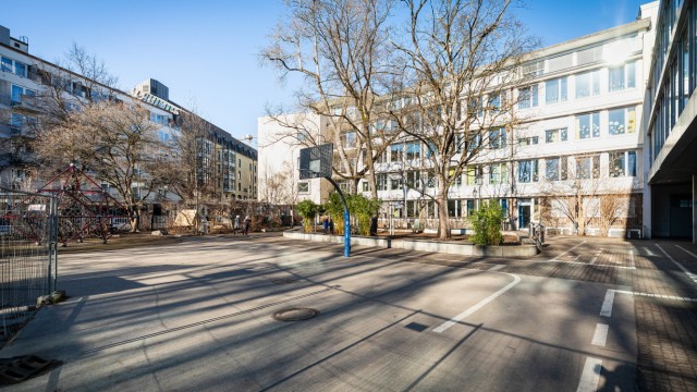 Pilotprojekt im Lehel: Die Realität im Pausenhof von St.-Anna-Grundschule und -Gymnasium sieht eher grau aus.