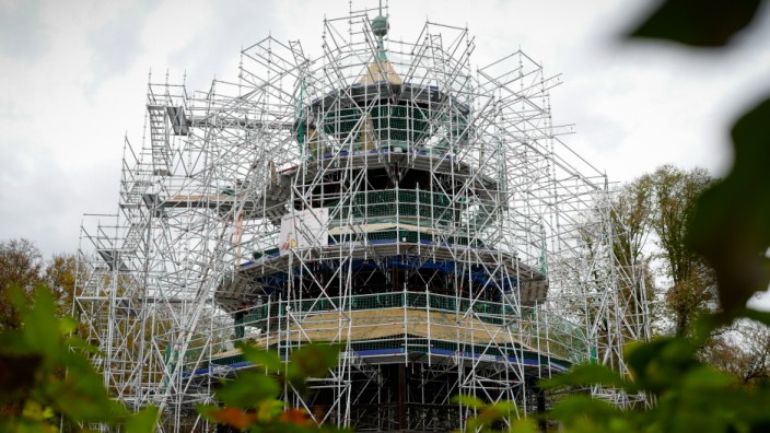 Englischer Garten: Der Chinesische Turm im Englischen Garten ist eingerüstet.